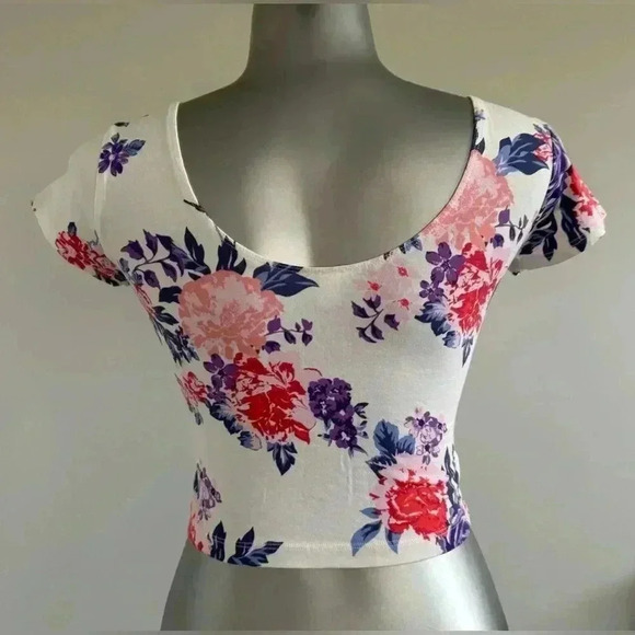 🆕Women’s  | Floral Crop Top - Picture 3 of 13